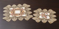 Aufwendig gearbeitete Accessoires mit reichem Blatt- und Rankendeko
