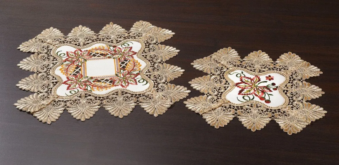 Aufwendig gearbeitete Accessoires mit reichem Blatt- und Rankendeko