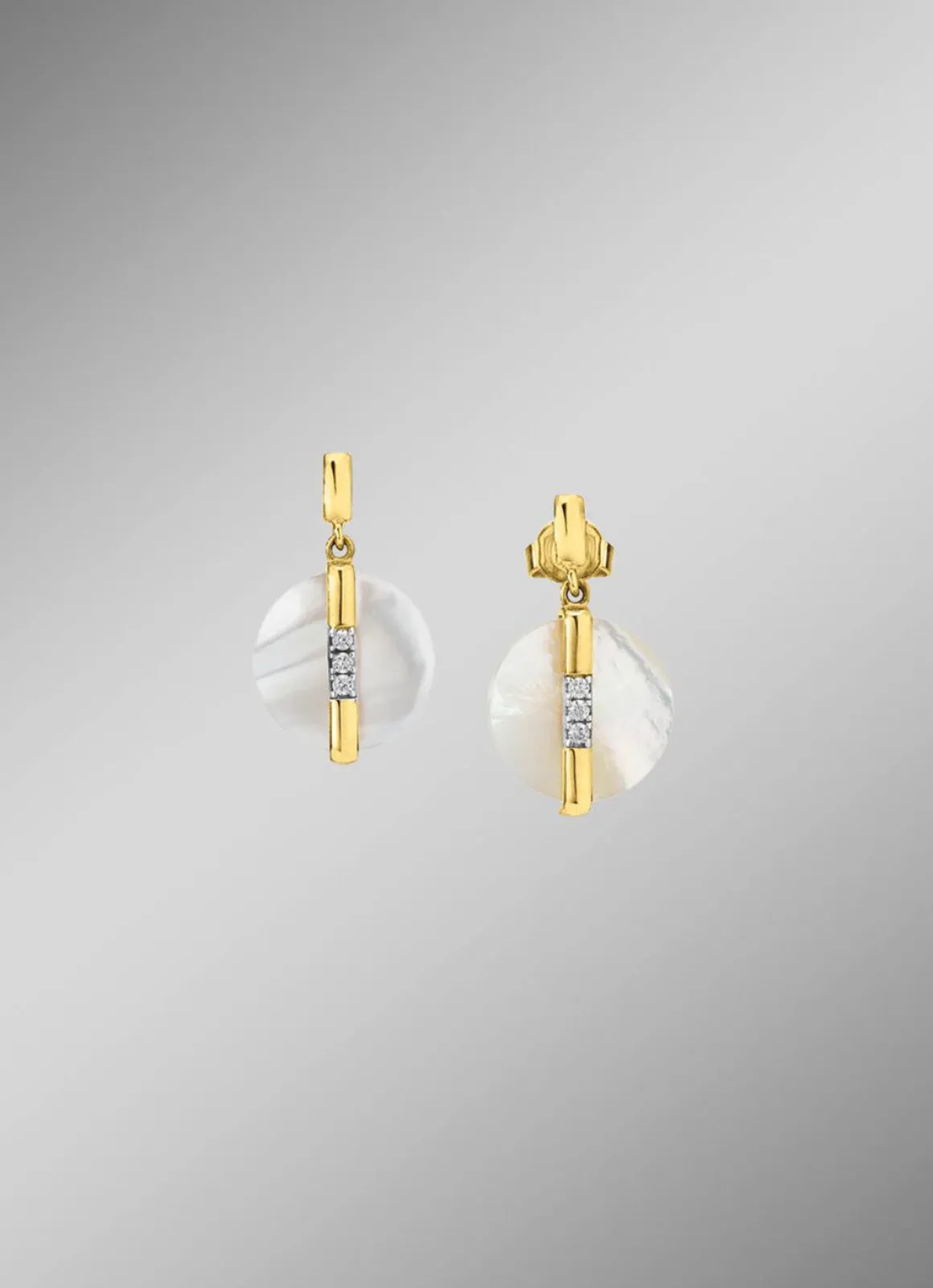 Bewegliche Eleganz: Ohrstecker mit echt Perlmutt