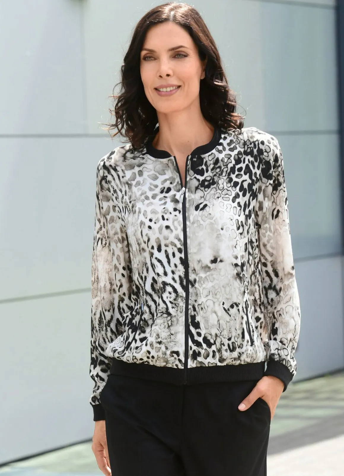 Blusenjacke mit schwarzem Rippenstrick