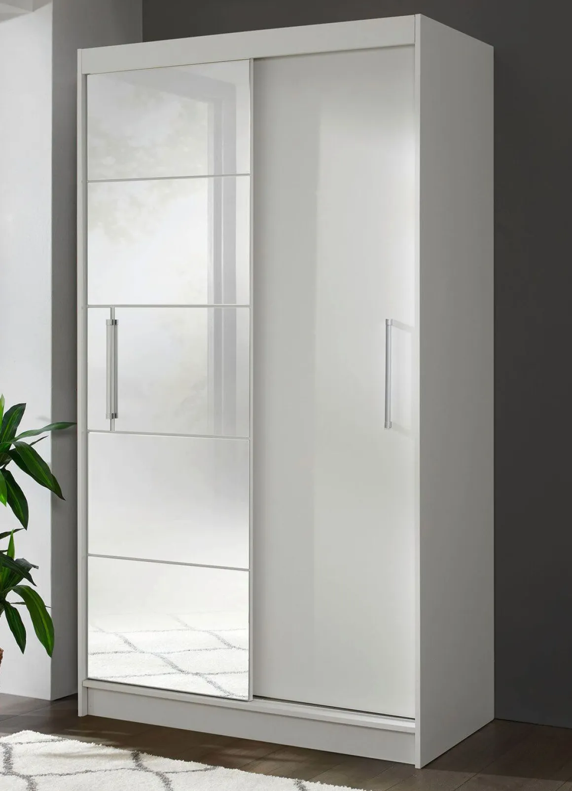 Durchdachter Schwebetürenschrank mit Spiegelfront