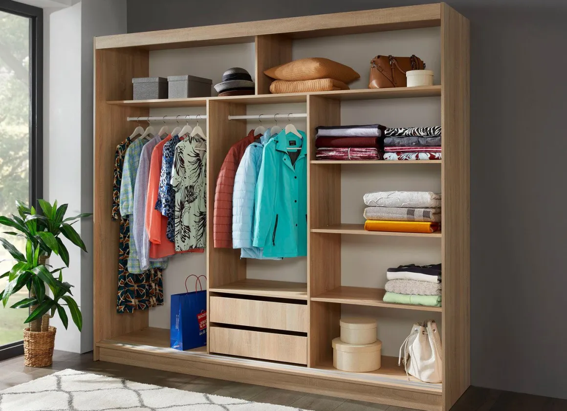 Durchdachter Schwebetürenschrank mit Spiegelfront