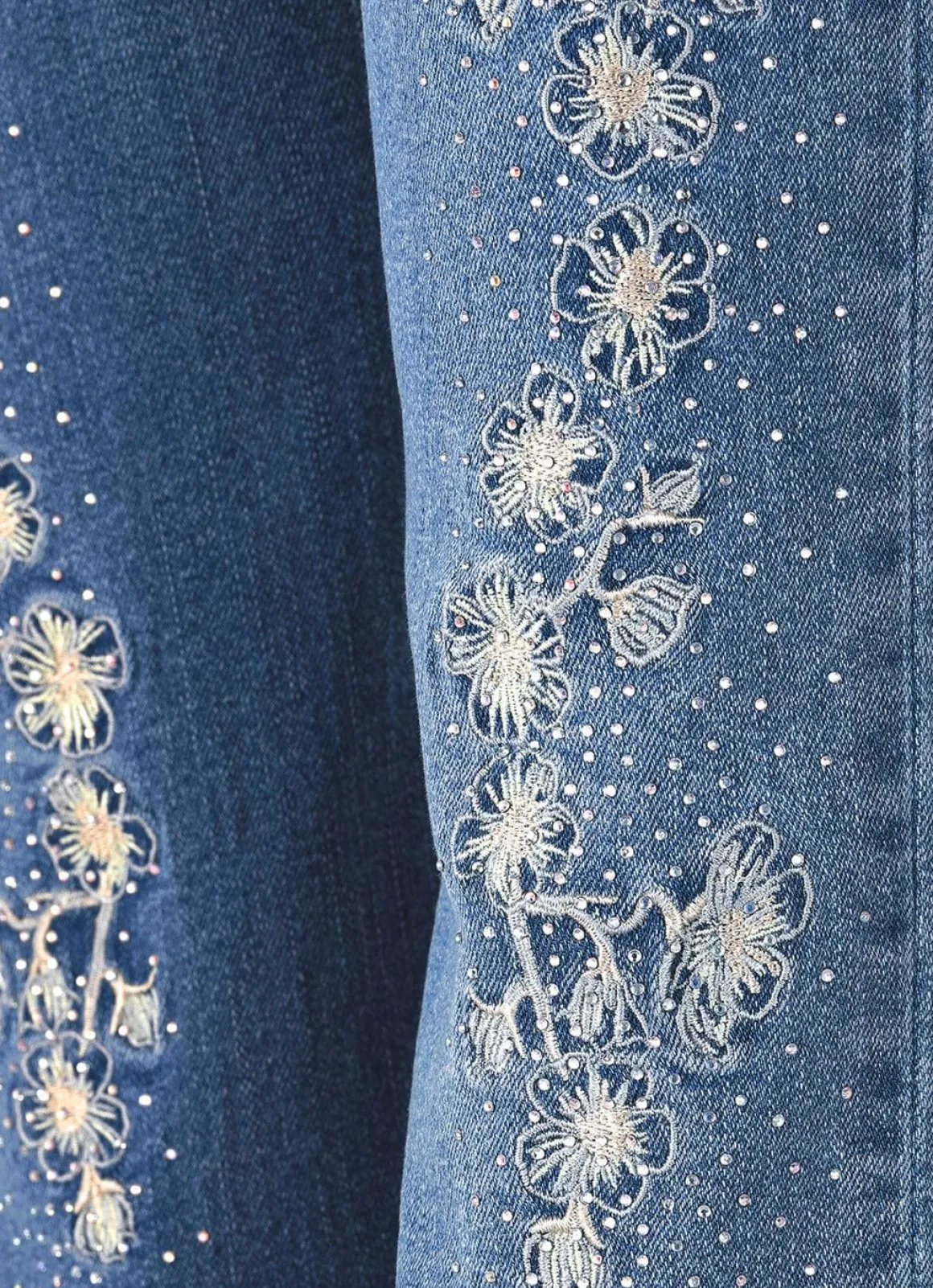 Edel-Jeans mit Stickerei-Applikationen und Glitzersteinchen