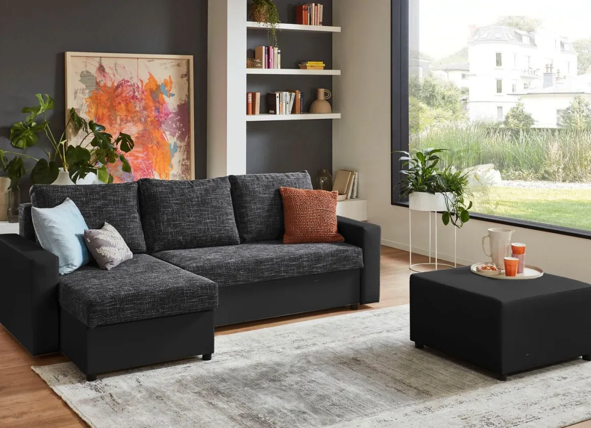 Frei im Raum aufstellbare Polsterecke mit Hocker