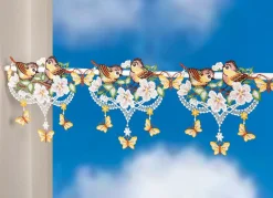 Frühlingshafte Stangendekoration aus Plauener Spitze