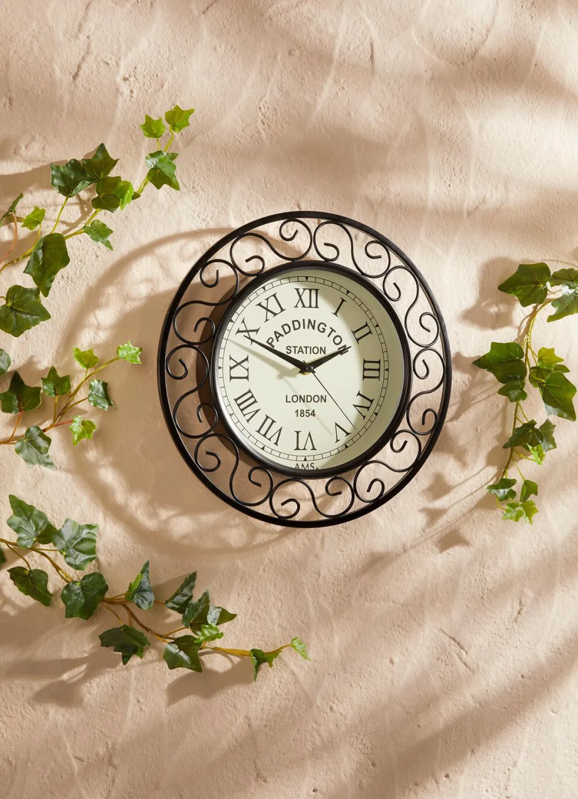 Funk-Wanduhr mit Metallgehäuse