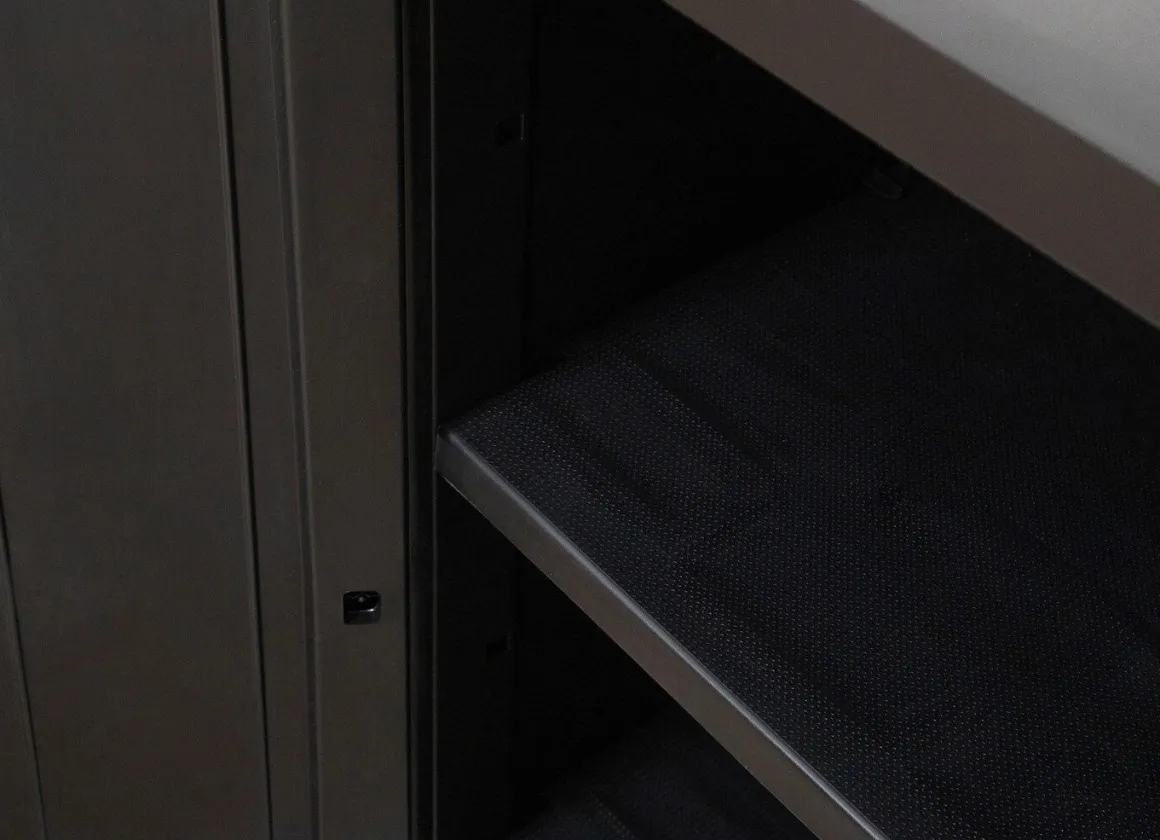 Geräteschrank Garage mit Holzlamellen-Effekt