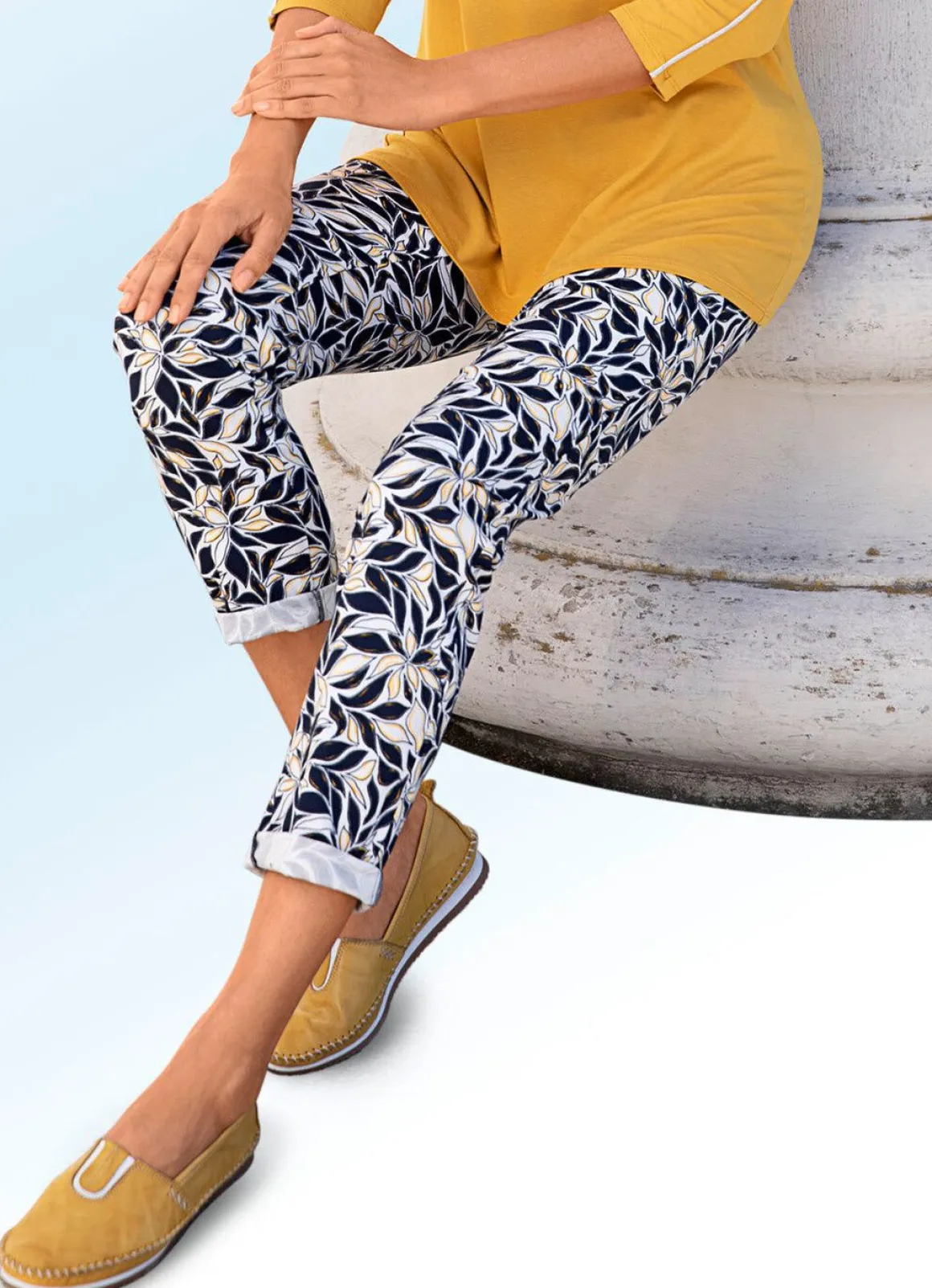 Hose mit aparter Floral-Dessinierung