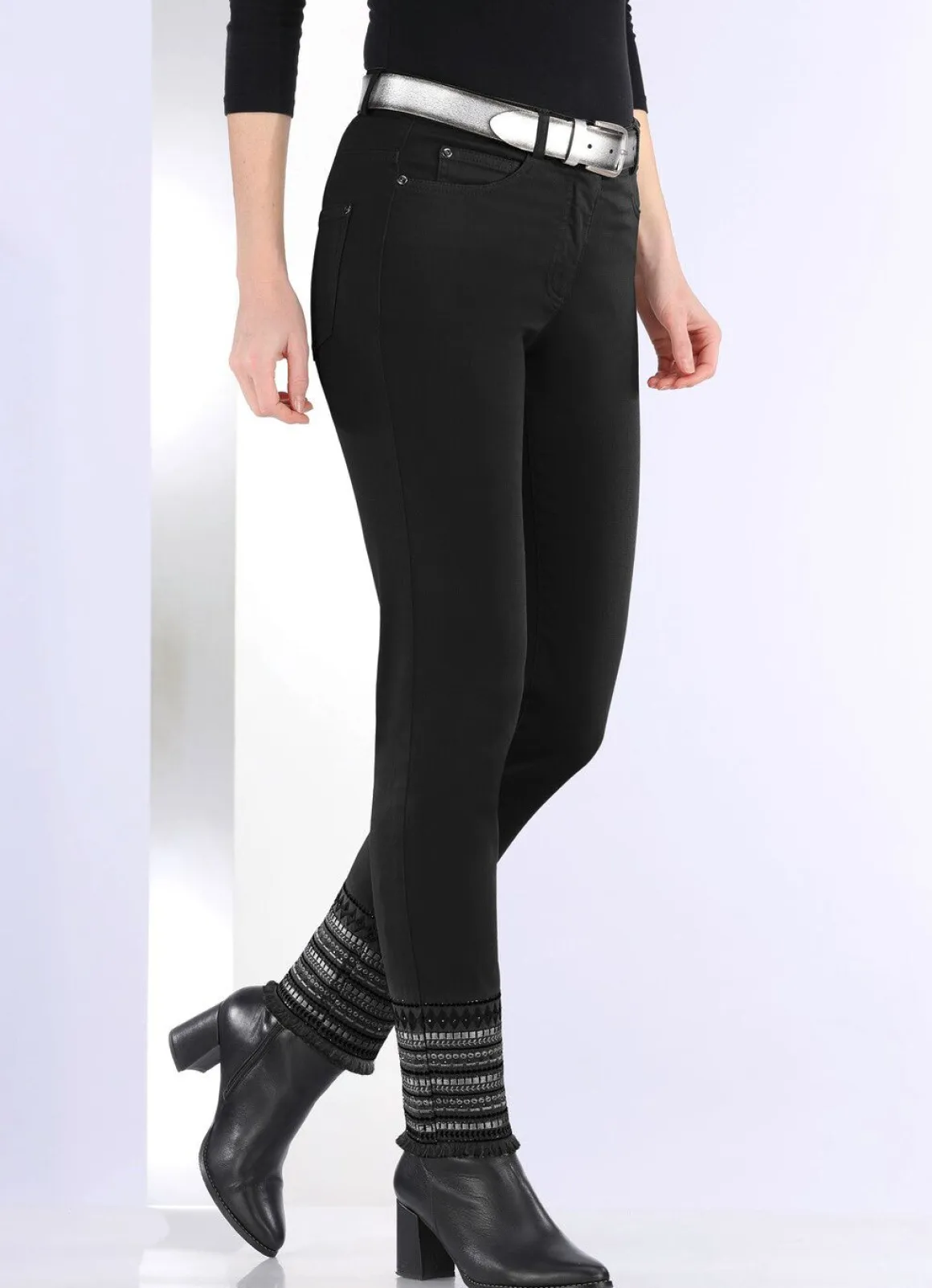 Hose mit aufwendiger Stickerei im Ethno-Stil
