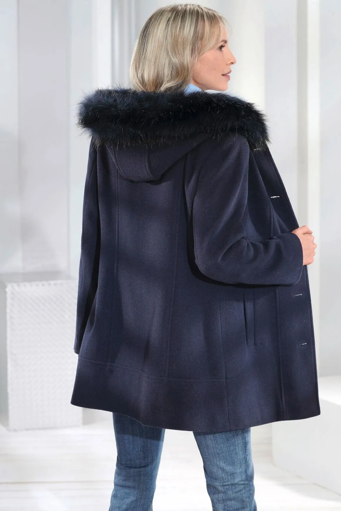 Jacke mit fester Kapuze