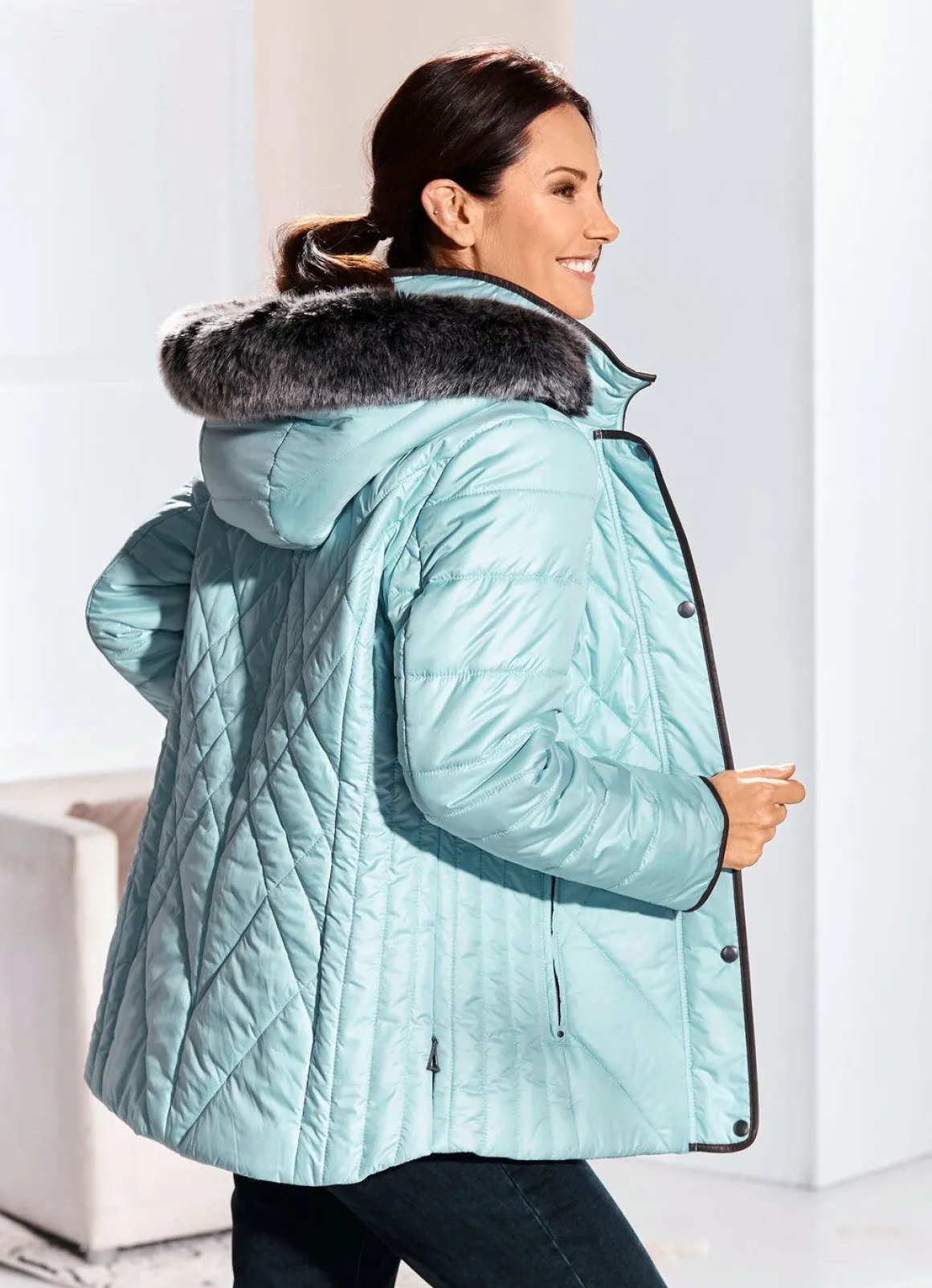 Jacke mit figurfreundlicher Längssteppung seitlich
