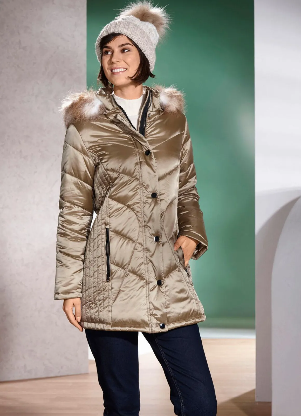 Jacke mit figurschmeichelnder Längssteppung seitlich