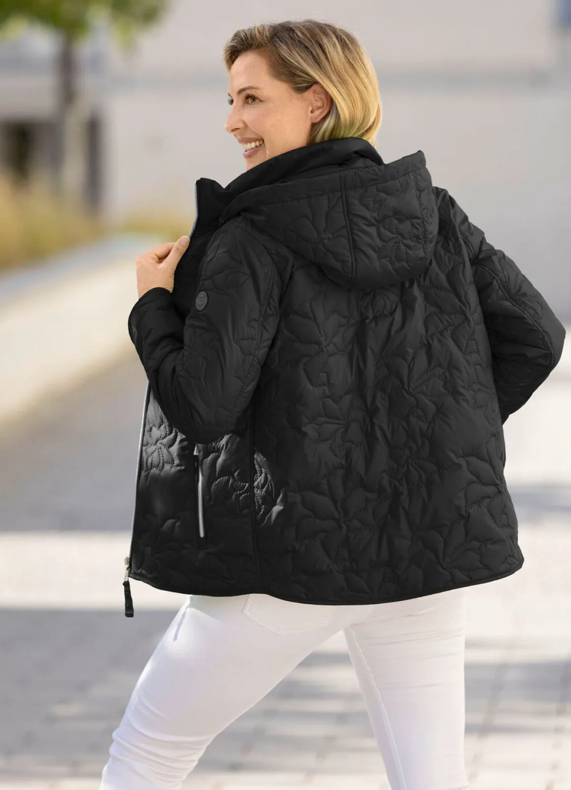 Jacke mit lasergesteppten Blütenmotiven