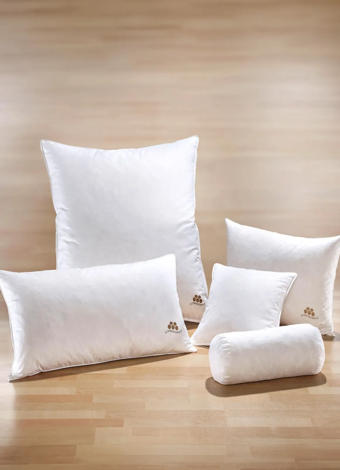 Kissenserie mit goldfarbener Satin-Biese