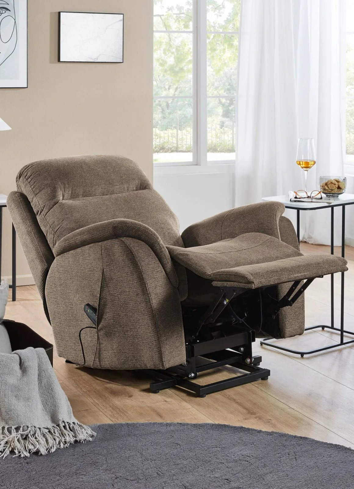 Komfortabler Massagesessel mit Aufstehhilfe