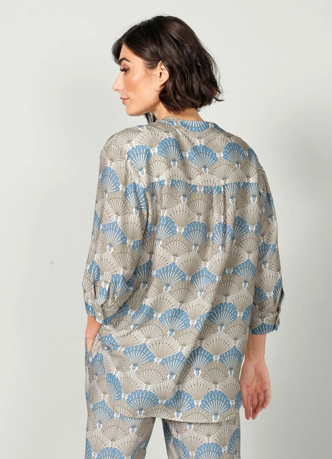 Longbluse mit harmonischem Druck
