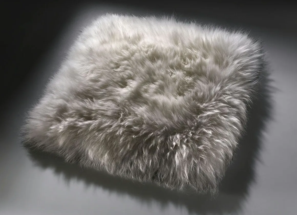 Merino-Lammfell-Sitzauflage in Tierform