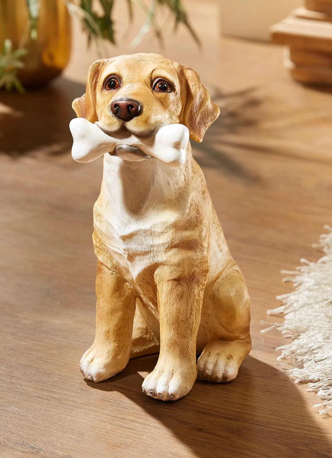 Niedlicher Hund mit Knochen