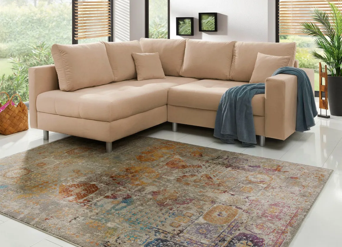 Polstermöbel mit Hocker und Kissen