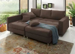 Polstermöbel mit Hocker und Kissen