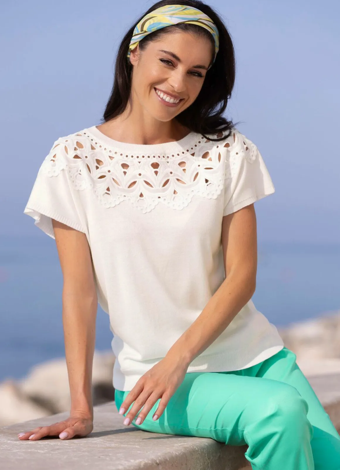 Pullover in Materialmix mit Spitze