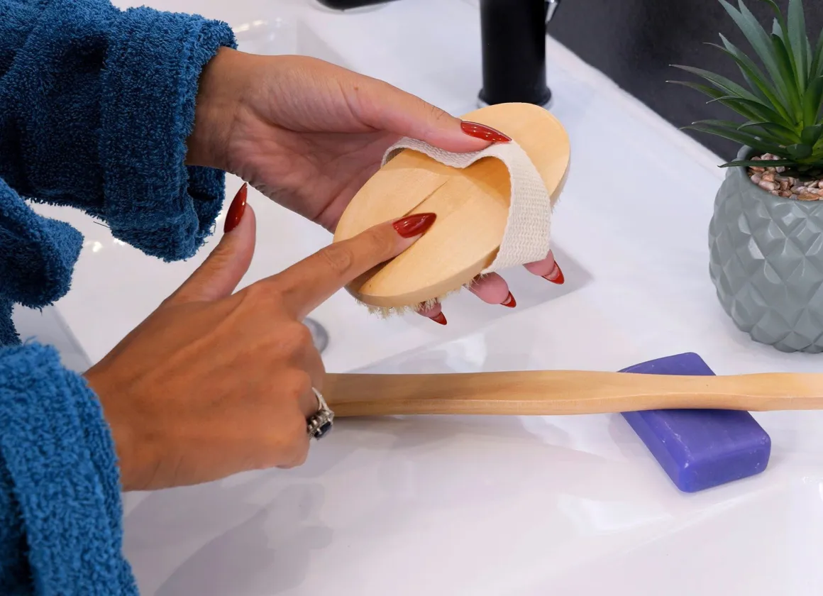 Rücken- und Handbürste aus Holz