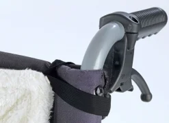 Rollstuhl-Wärmesack hält trocken und warm bei Schmuddelwetter