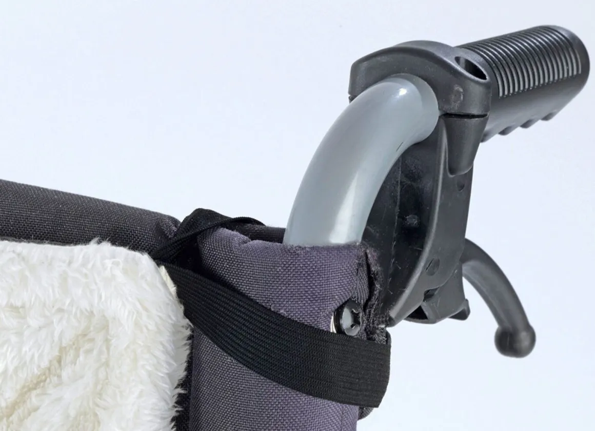 Rollstuhl-Wärmesack hält trocken und warm bei Schmuddelwetter