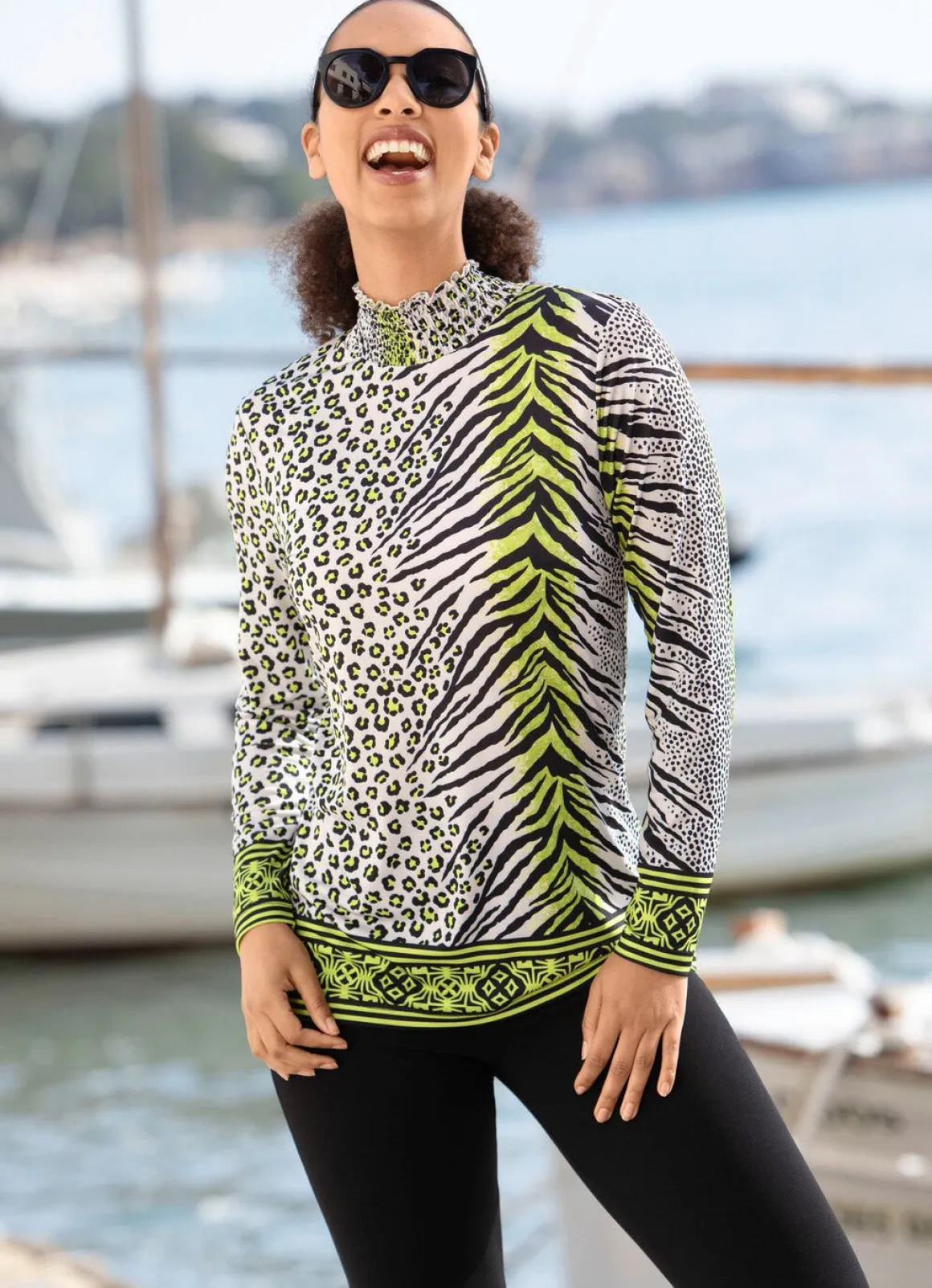 Shirt mit farbbrillantem Allover-Dessin in 2 Farben