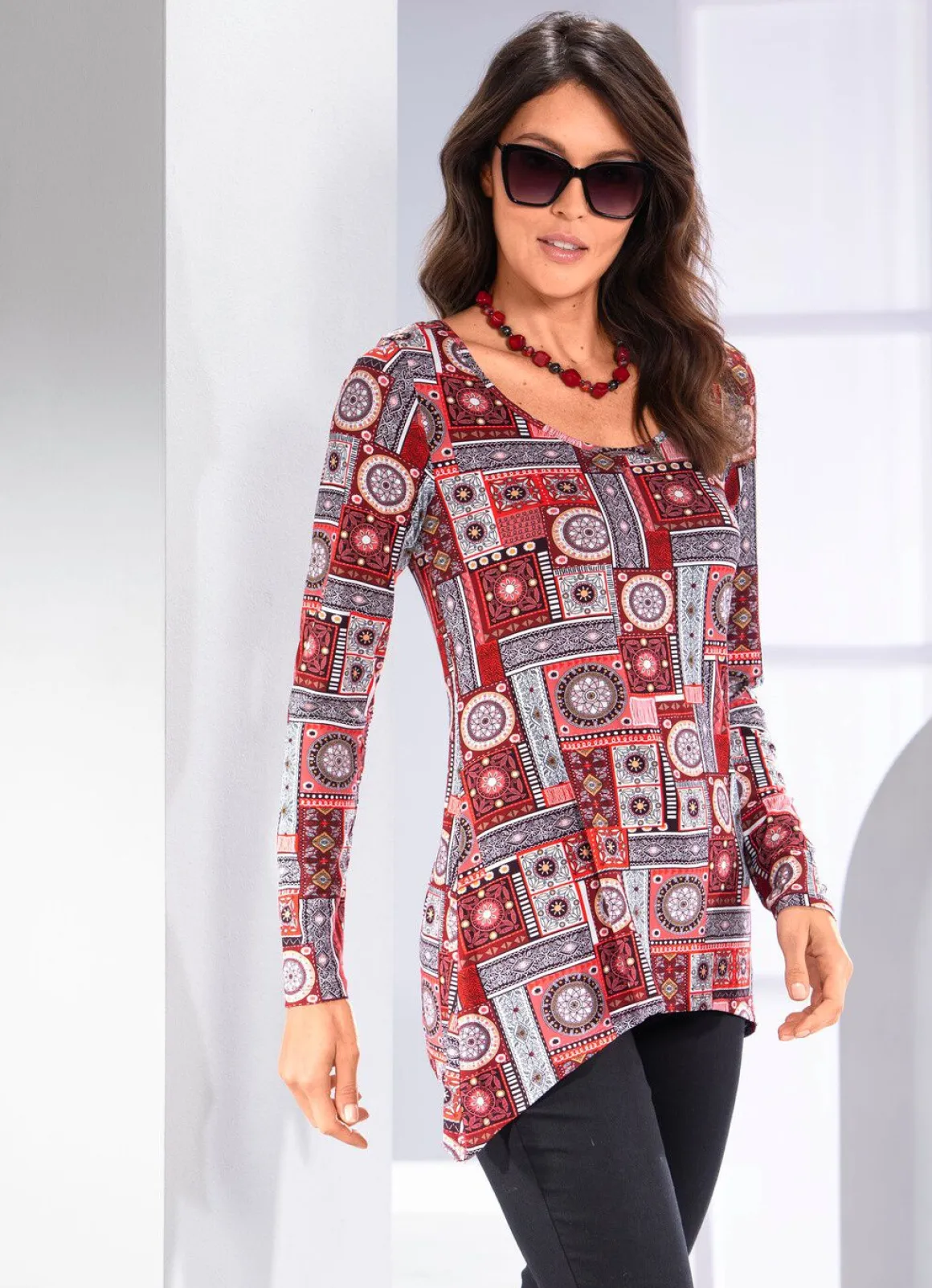 Shirt mit gebogtem Saumabschluss