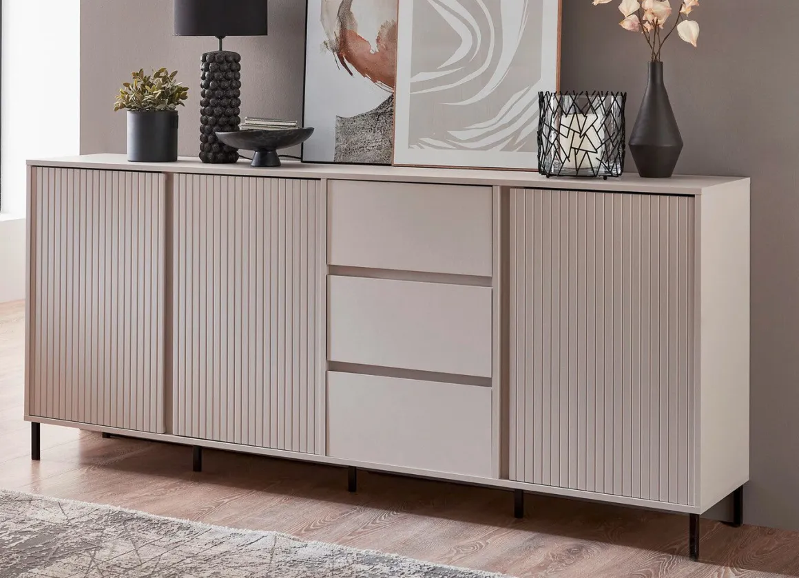 Sideboard mit aufwendiger Rillenfront