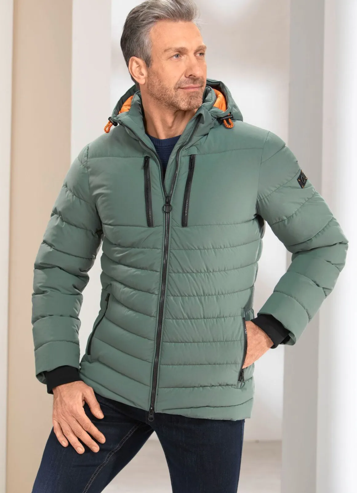 Steppjacke mit abtrennbarer Kapuze