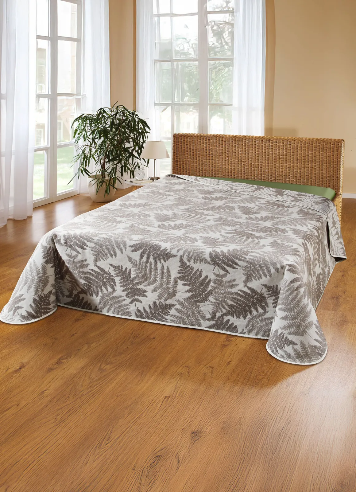 Tagesdecke mit naturnahen Blättermotiven