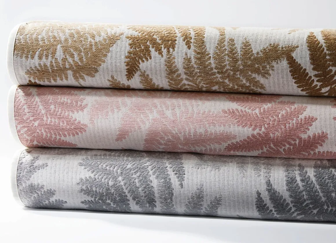 Tagesdecke mit naturnahen Blättermotiven