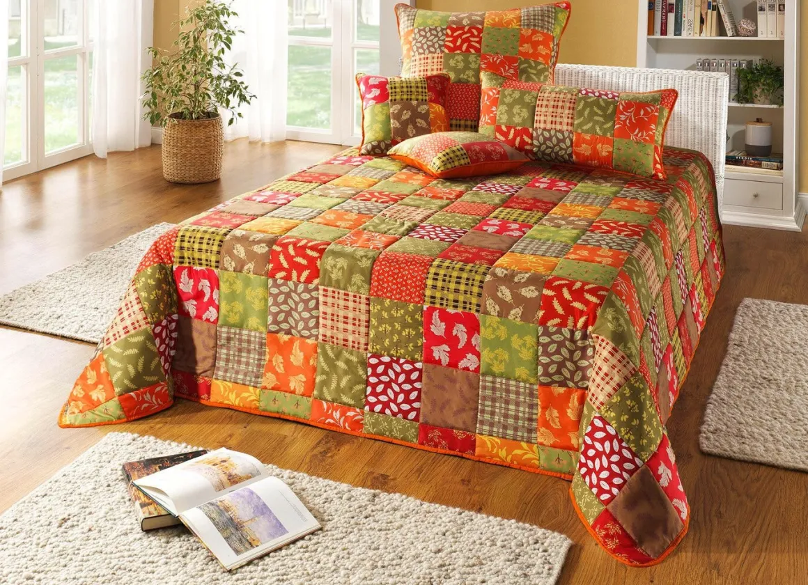 Tagesdecke und Kissenbezüge in Patchwork-Optik