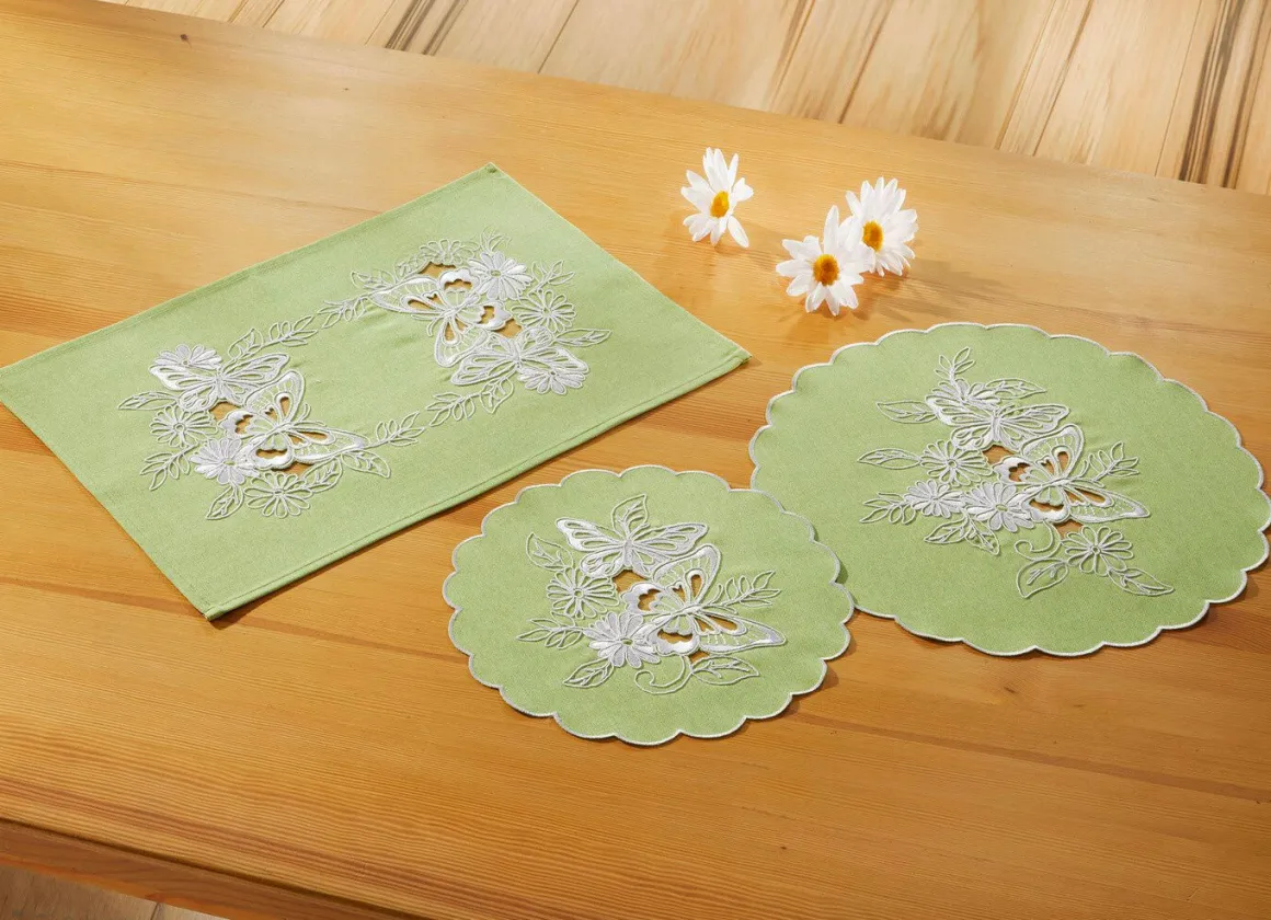 Tisch- und Raumdekoration mit gestickten Schmetterlingen und Blumen