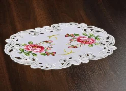 Tisch- und Raumdekoration mit Rosen-Motiven