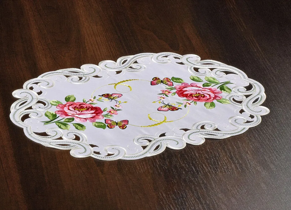 Tisch- und Raumdekoration mit Rosen-Motiven
