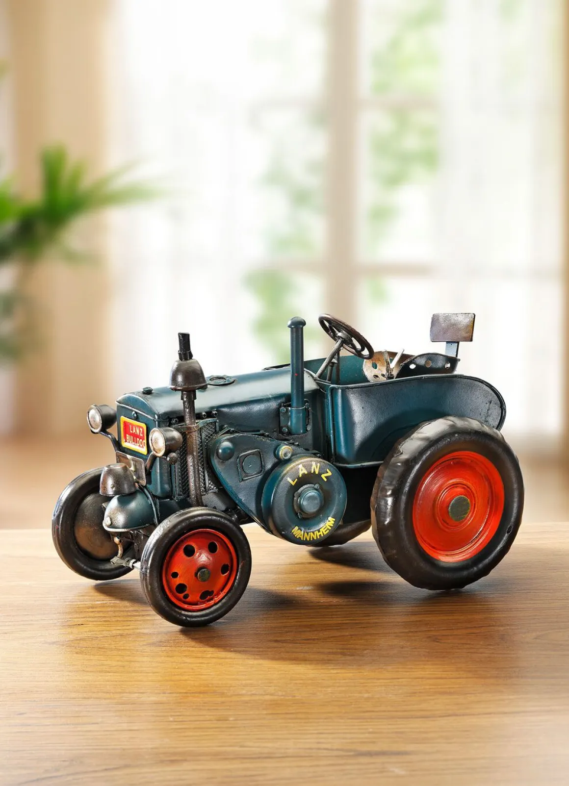 Von Hand gefertigter Traktor Lanz Bulldog