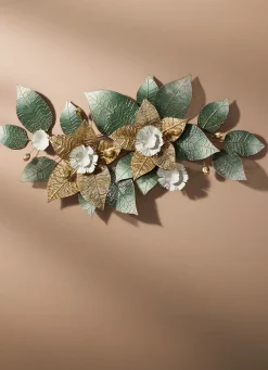 Wanddekoration mit Blüten- und Blättermotiv