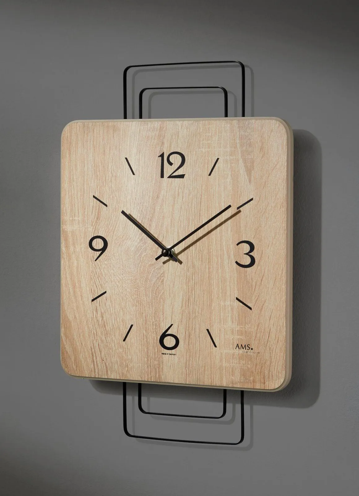 Wanduhr mit Holzgehäuse aus dem Hause AMS