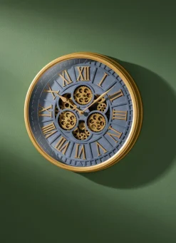Wanduhr mit sichtbaren Zahnrädern