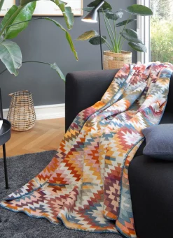 Wohndecke mit hübschem Häkelsaum